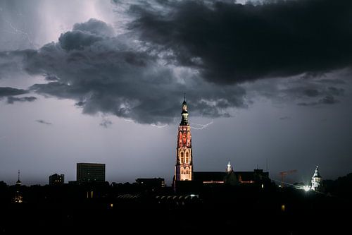 Blitzschlag mit der Großen Kirche von Breda