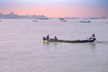 Irrawady-Fluss in Myanmar bei Sonnenaufgang von Eye on You