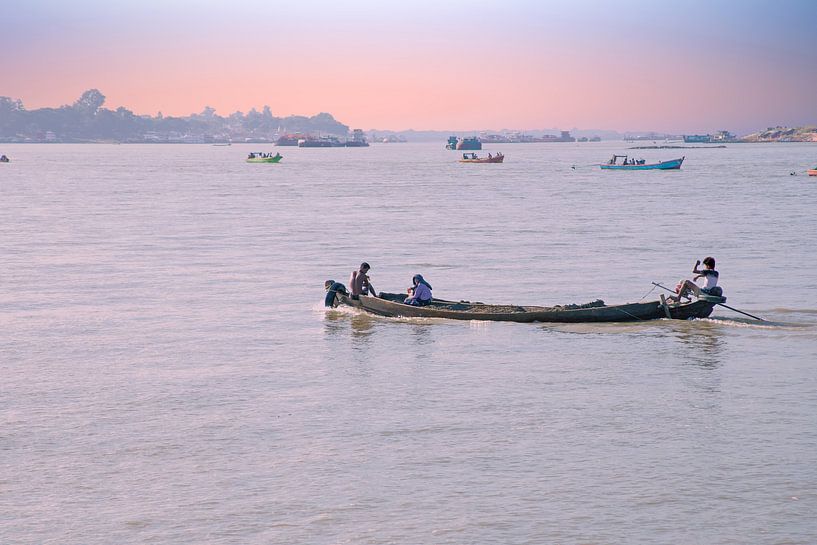 Irrawady rivier in Myanmar bij zonsopkomst van Eye on You