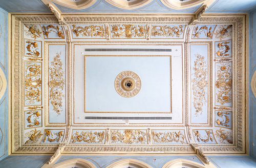 Plafond d'un palais abandonné.