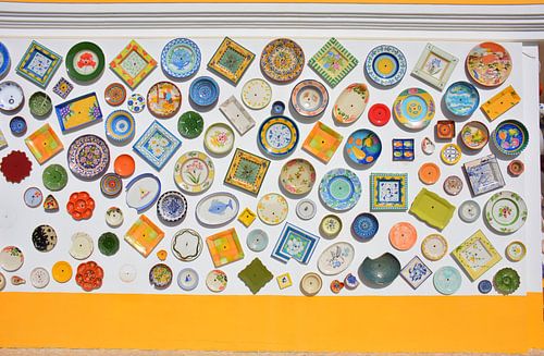 Kleurrijke gevel keramiek winkel in de Portugese Algarve