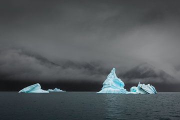 IJsbergen in de dramatische Uummannaq Bay, Groenland van Martijn Smeets