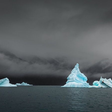 IJsbergen in de dramatische Uummannaq Bay, Groenlandvan Martijn Smeets