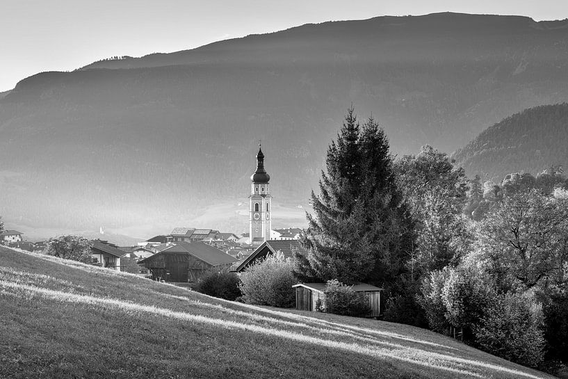 Kastelruth in Südtirol in schwarz-weiß von Manfred Voss, Schwarz-weiss Fotografie