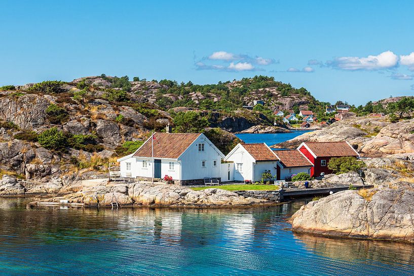 Häuser auf der Schäreninsel Monsøya in Norwegen von Rico Ködder