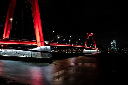 Avondbeeld van de Willemsbrug in Rotterdam.