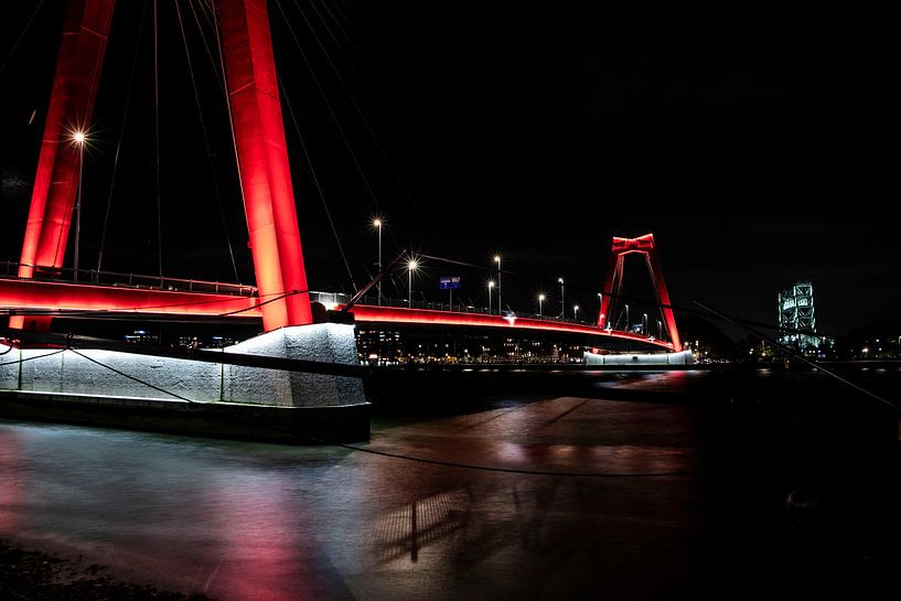 Avondbeeld van de Willemsbrug in Rotterdam. van Eric de Jong
