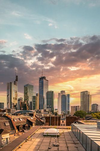 Frankfurt van boven Maintower bij zonsondergang