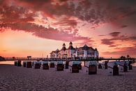 Strand met strandstoelen en pier op Rügen bij zonsondergang van Voss Fine Art Fotografie thumbnail
