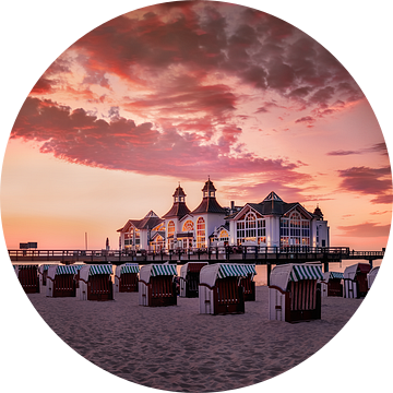 Strand met strandstoelen en pier op Rügen bij zonsondergang van Voss Fine Art Fotografie