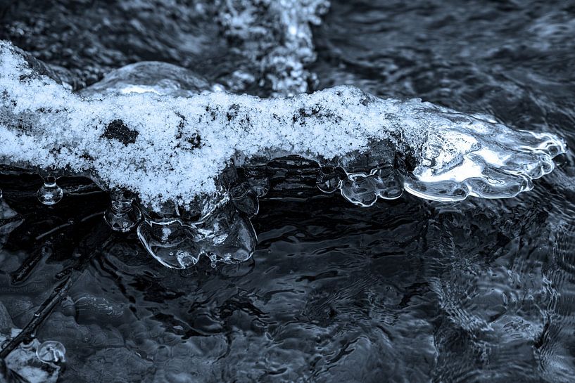 Eisskulptur am Liederbach von Flatfield