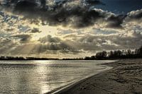 Achter de wolken schijnt de zon