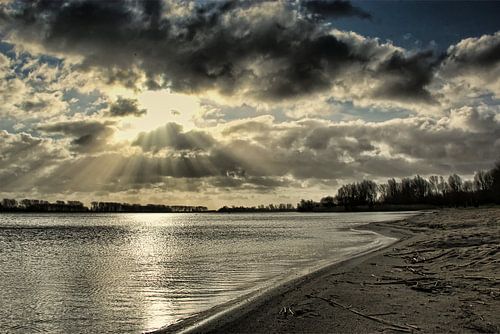 Achter de wolken schijnt de zon