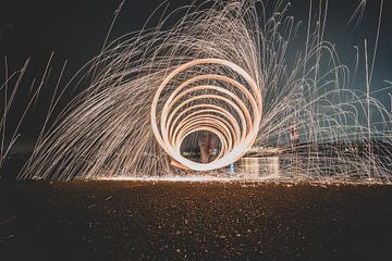 Vuurwerk spiraal langs de rivier bij Rhenen