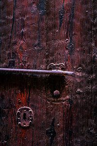 Oude deur met slot van Dieter Walther