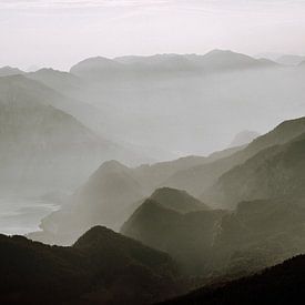 Paysage de montagne minimaliste et abstrait en Autriche sur Holly Klein Oonk