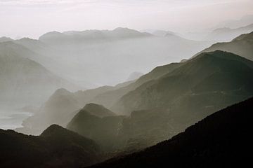 Minimalistisch en abstract berg landschap in Oostenrijk