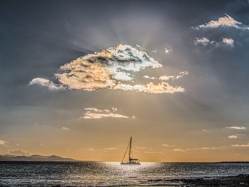 Zeilboot en zonsondergang met Famara op Lanzarote op de achtergrond