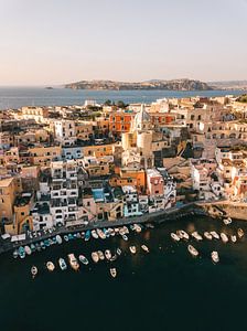 Blick aus der Luft auf den Hafen von Procida mit Ischia im Hintergrund