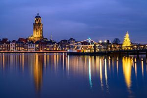 Die Skyline von Deventer am Fluss IJssel an einem Winterabend von Sjoerd van der Wal Fotografie