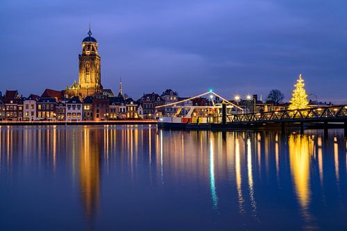 Deventer skyline aan de IJssel tijdens een winteravond