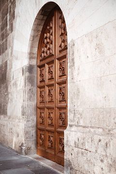 Rustikale Tür eines Gebäudes in Valencia von Fotografia Elegante