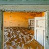 Kolmanskop verblasste Farben und Türen.... von Ton van den Boogaard