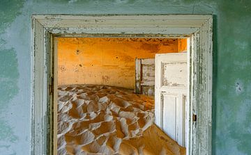 Kolmanskop vergane kleuren en deuren.... van Ton van den Boogaard