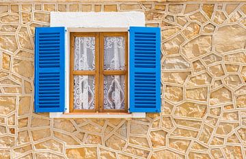Detailopname van blauwe open houten vensterluiken en rustieke muur van mediterraan huis van Alex Winter