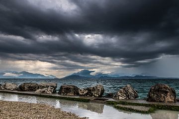 donkere wolken boven het Gardameer van de buurtfotograaf Leontien