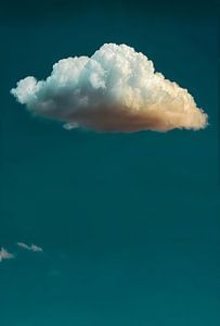 Nuage blanc solitaire sur fond de ciel bleu foncé