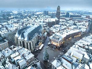 Das Stadtzentrum von Zwolle an einem kalten Wintermorgen von der
