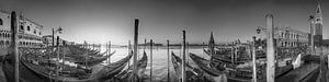 Venedig mit Gondeln am Gran Canal. schwarzweiß Bild.