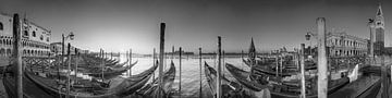 Venetië met gondels aan het Gran Canal. zwart-wit beeld. van Manfred Voss, Schwarz-weiss Fotografie