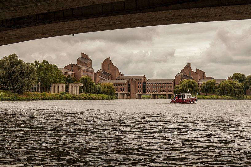 Gouvernement in Maastricht vanaf het water van John Kreukniet