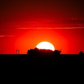 Coucher de soleil derrière un navire conatiner sur Patrick Schwarzbach