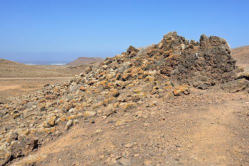 Paysage rocheux d'origine volcanique à Fuerteventura, avec vue sur l'Atlantique
