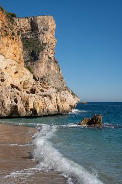 Klippen und Wellen an der Mittelmeerküste