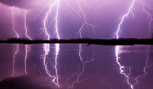 Bliksem over meer in Hongarije