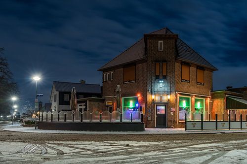 Elsloo in de avond in de winter met sneeuw