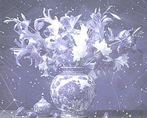 Blaue und weiße Blumen in klassischer Vase