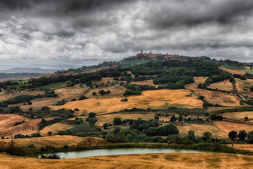 Panorama du Val d'Orcia avec Pienza sur la colline par Frank van Es