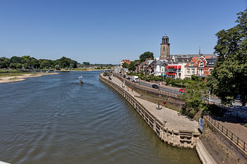 Vue sur la ville hanséatique de Deventer depuis l'IJssel