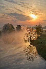 Nebel am Fluss bei Sonnenaufgang von Bernhard Kaiser