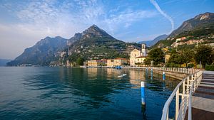 Lago de Iseo - Marone in namiddagzon van Teun Ruijters