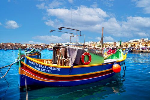 Luzzus in de haven van Marsaxlokk op Malta