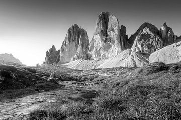 Drei Zinnen in den Dolomiten mit kleinem Bachlauf in schwarzweiß von Manfred Voss, Schwarz-weiss Fotografie