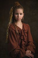 Fille en marron avec un foulard panthère