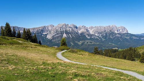 Wandelroute met uitzicht op de Wilde Kaiser in Tirol