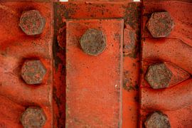 Bolzen auf rotem Eisen.